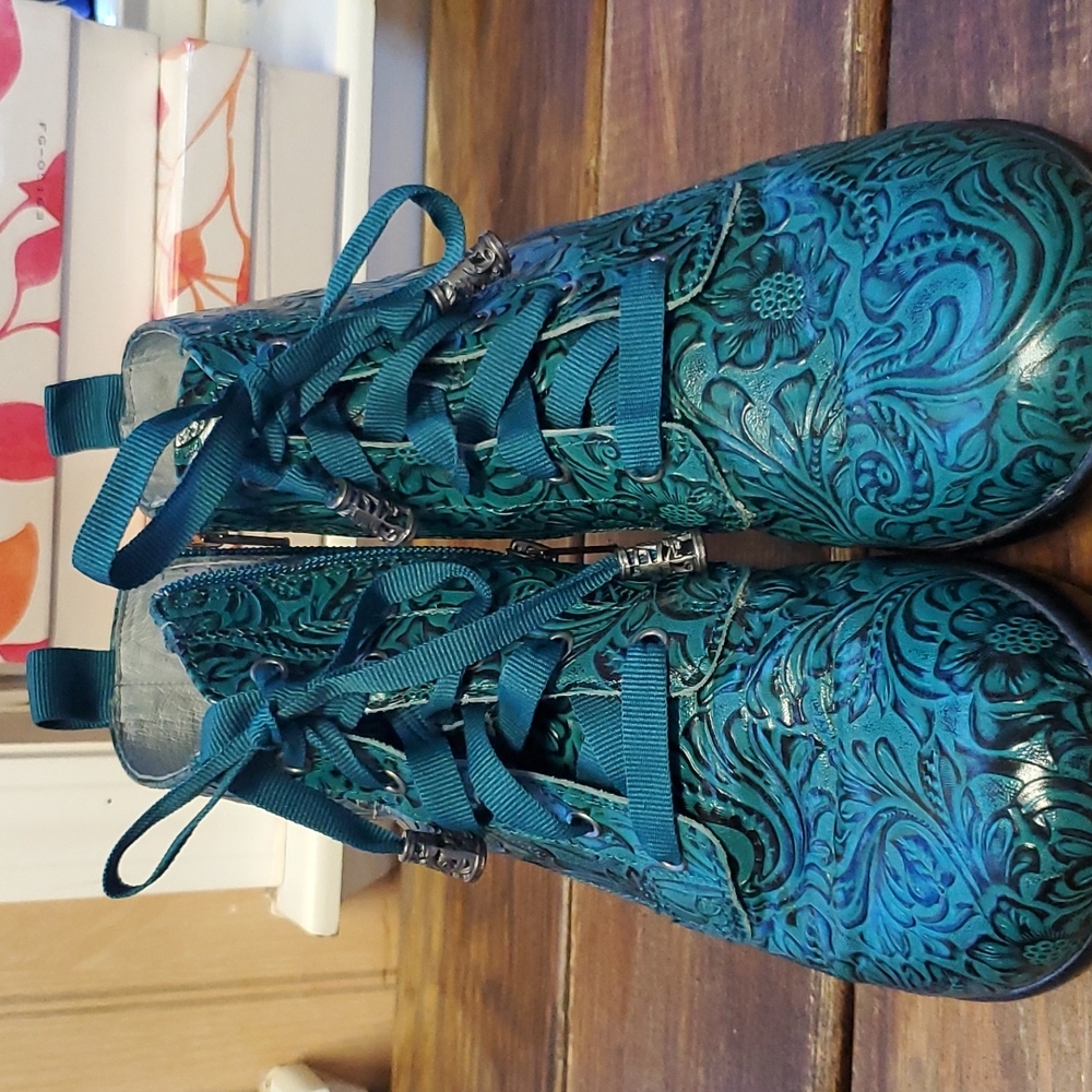 Alegria Eliza boots 7.5